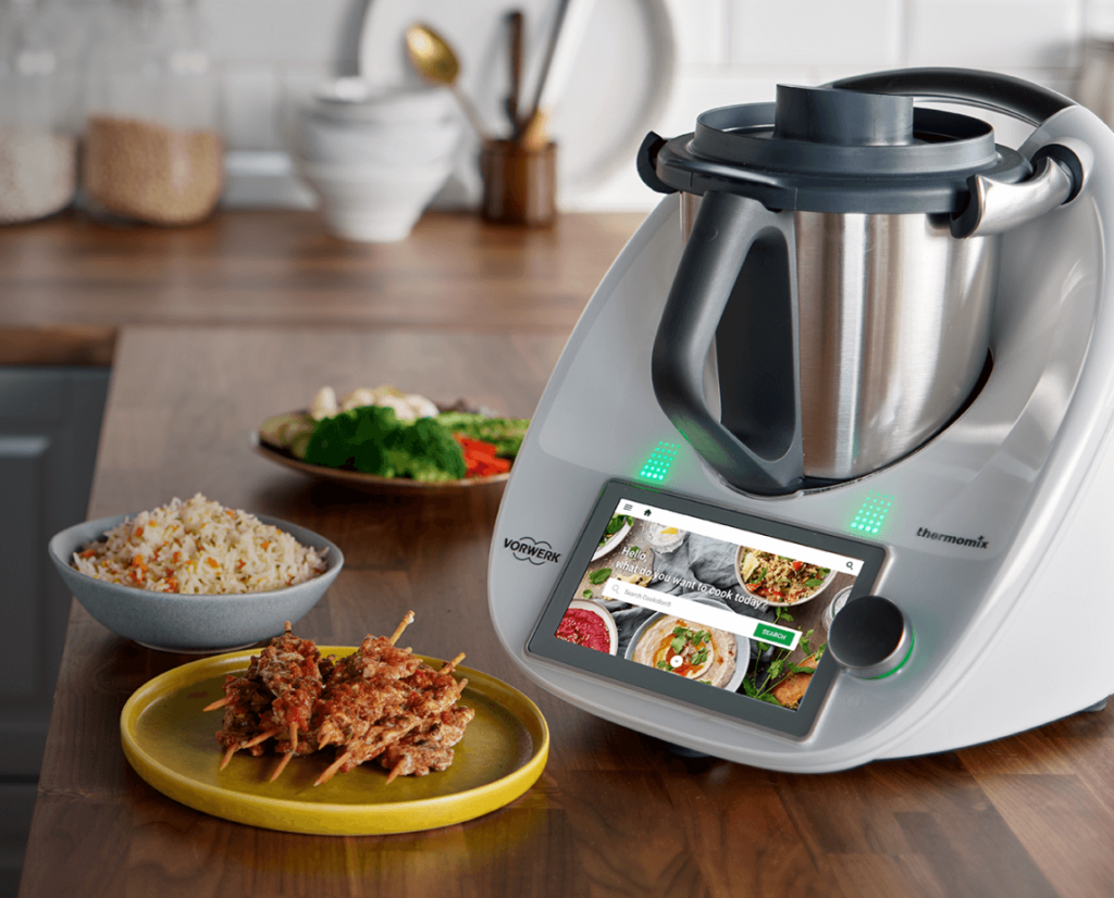 מבט מקרוב על תרמומיקס TM6 כאשר הוא מופעל ולידו מנות שבושלו בו