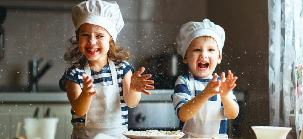 ילדים נהנים מתלכלכים מקמח בזמן הכנה