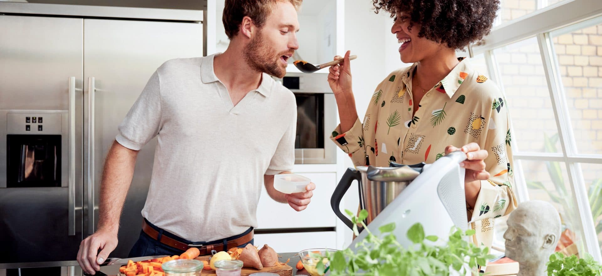 TM6 כיף לבשל ביחד תמונת אוירה של זוג טועם אוכל שבושל בתרמומיקס