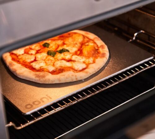 פיצה מונחת בתוך התנור משטח ברזל אפיה אוני גודל 34 סמ Ooni Pizza Steel 13