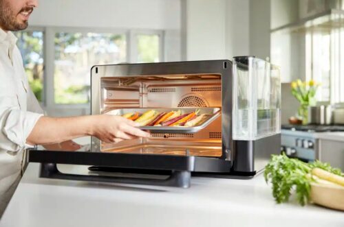 תנור ANOVA PRECISION OVEN תמונה אווירה הכנסת ירקות לצלייה