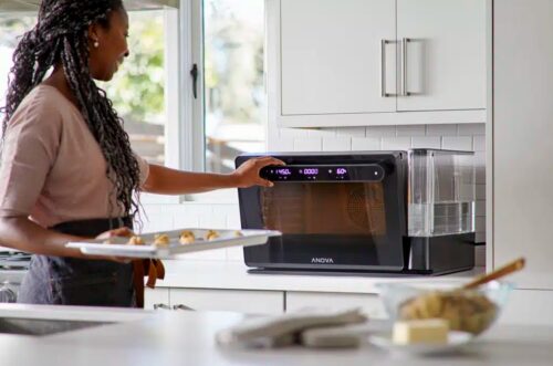 תנור ANOVA PRECISION OVEN תמונה אווירה הכנסת מאפים לתנור