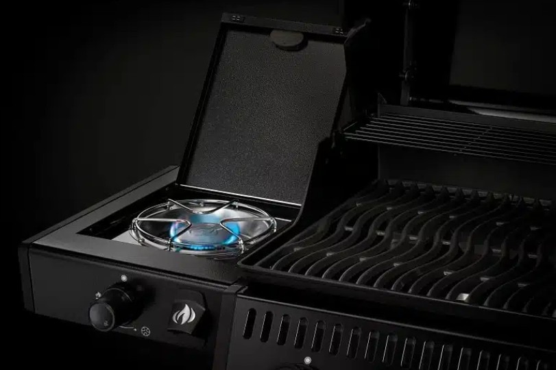 גריל גז לג'נד עם כירת צד 425 Napoleon Legend IL תצוגת כירת גז