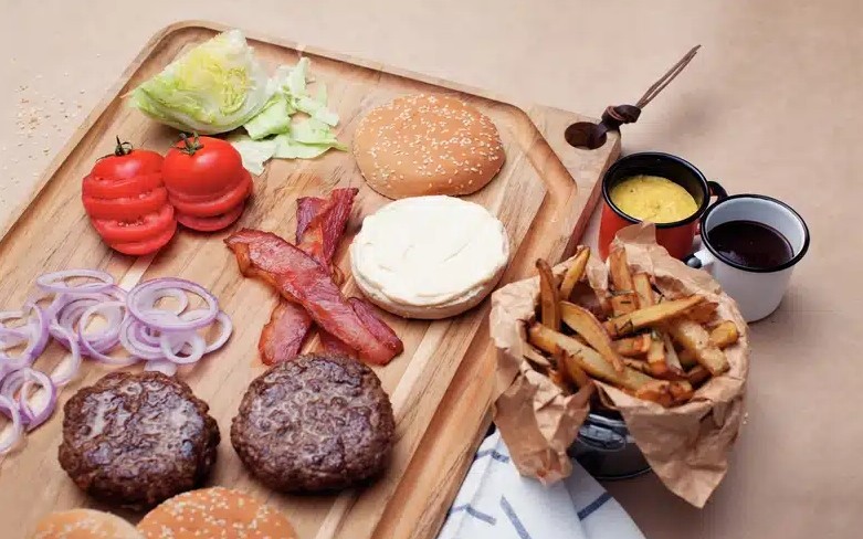 קרש חיתוך עץ טרמונטינה תמונת אווירה עם אוכל