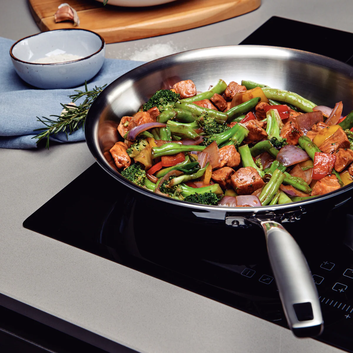 מחבת ווק נירוסטה ללא מכסה מקצועית טרמונטינה 3 שכבות עם מזון